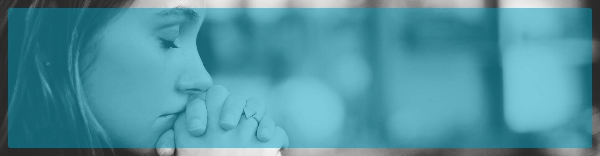 Mädchen beim Beten/Nachdenken